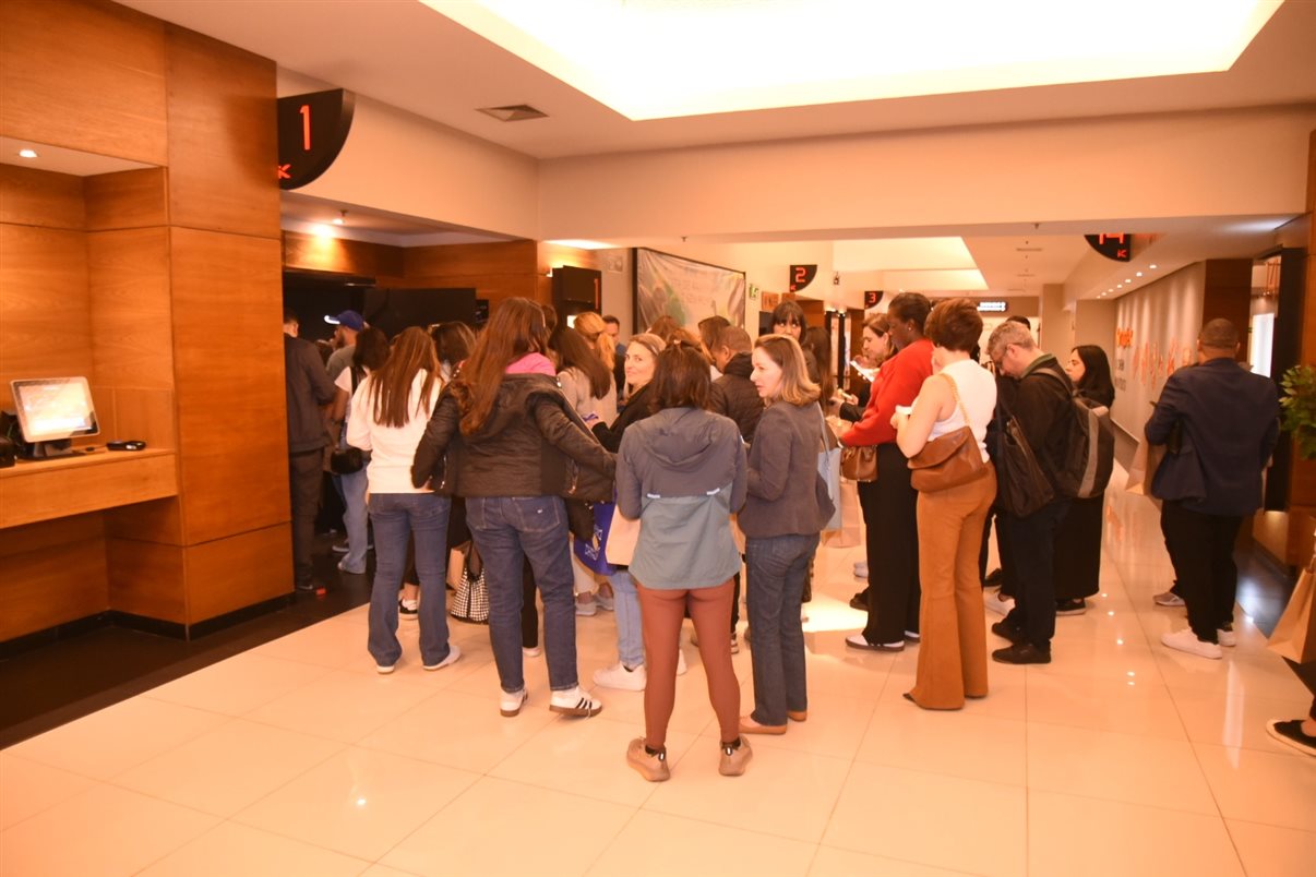 Christina Kler, da Boarding Gate, o personagem Tucalouro e Victor Borgi, da rede  Wyndham