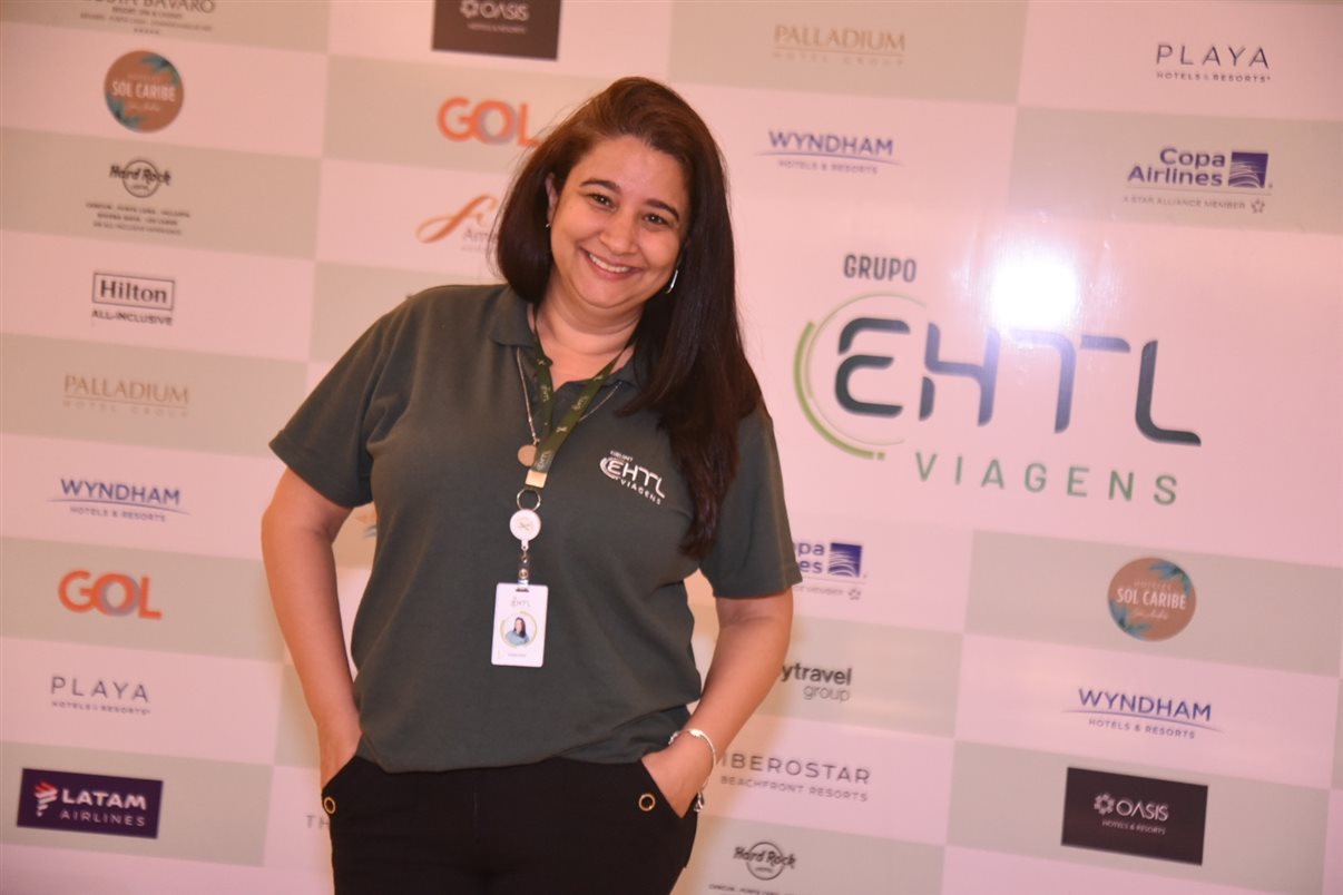 Christina Kler, da Boarding Gate, o personagem Tucalouro e Victor Borgi, da rede  Wyndham