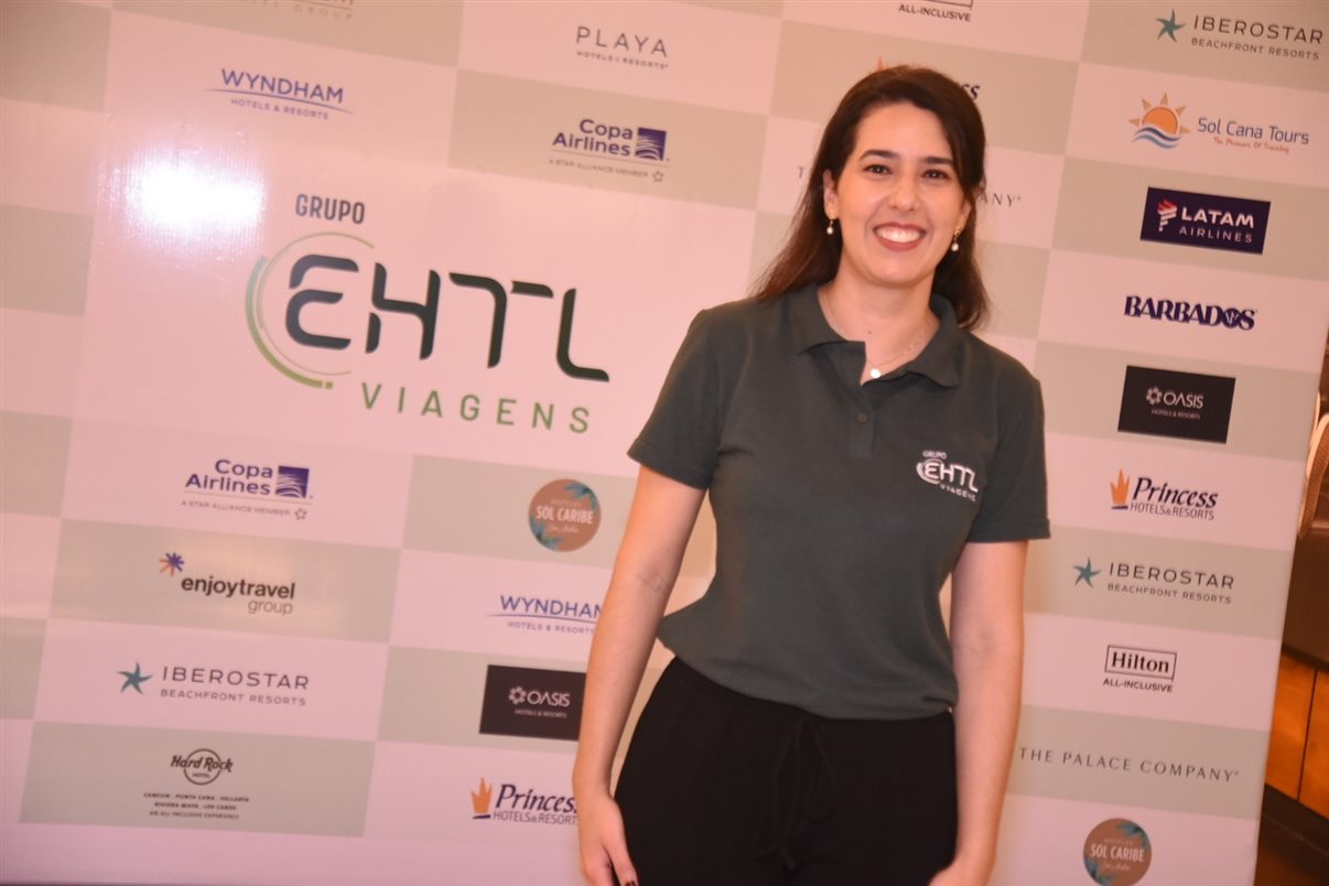 Christina Kler, da Boarding Gate, o personagem Tucalouro e Victor Borgi, da rede  Wyndham
