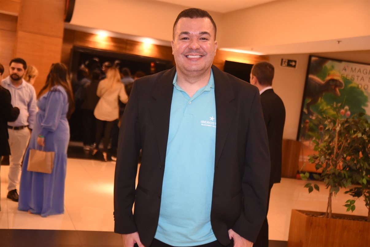 Christina Kler, da Boarding Gate, o personagem Tucalouro e Victor Borgi, da rede  Wyndham