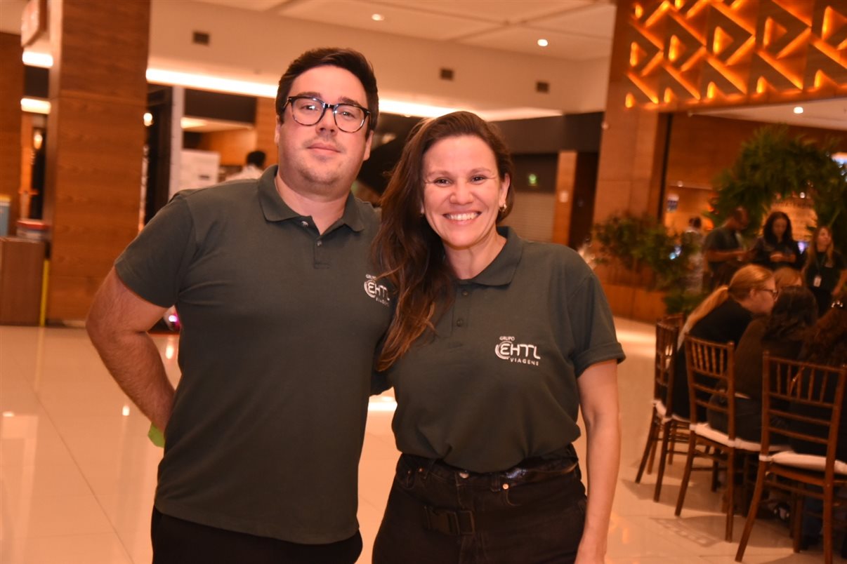 Christina Kler, da Boarding Gate, o personagem Tucalouro e Victor Borgi, da rede  Wyndham