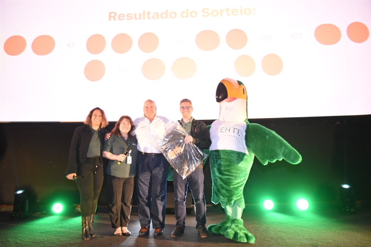 Christina Kler, da Boarding Gate, o personagem Tucalouro e Victor Borgi, da rede  Wyndham