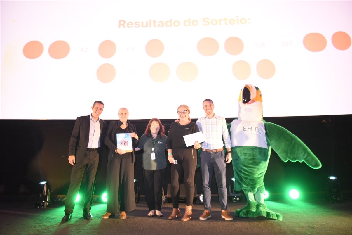 Christina Kler, da Boarding Gate, o personagem Tucalouro e Victor Borgi, da rede  Wyndham