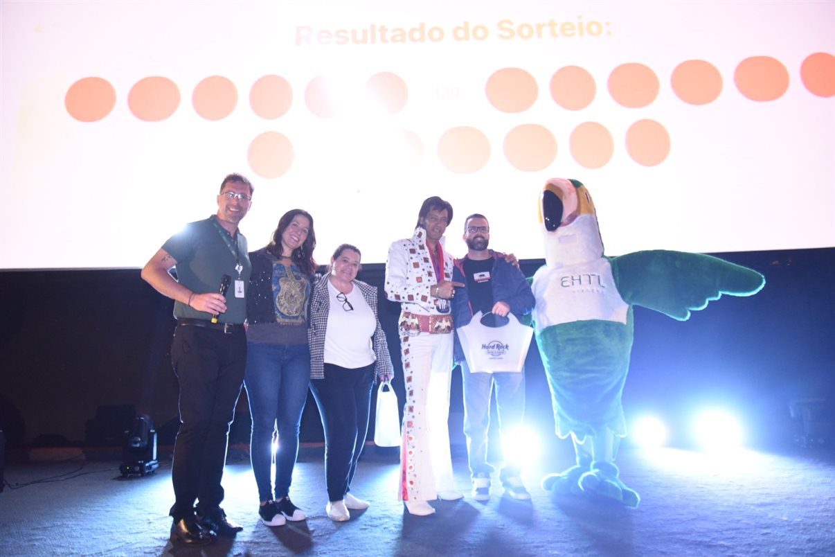 Christina Kler, da Boarding Gate, o personagem Tucalouro e Victor Borgi, da rede  Wyndham