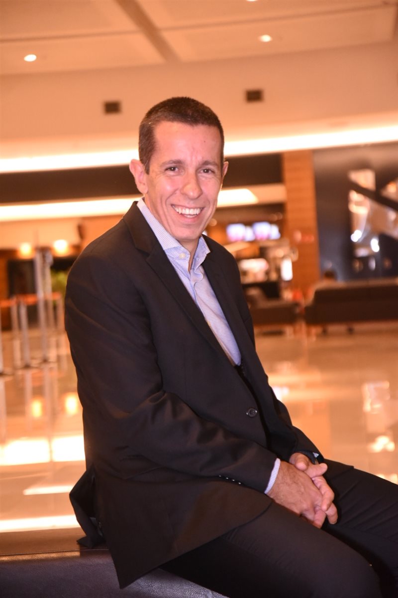Christina Kler, da Boarding Gate, o personagem Tucalouro e Victor Borgi, da rede  Wyndham