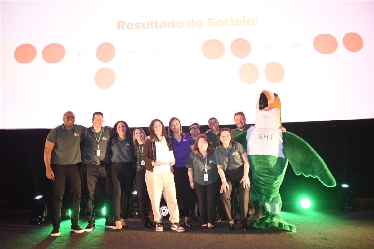 Christina Kler, da Boarding Gate, o personagem Tucalouro e Victor Borgi, da rede  Wyndham