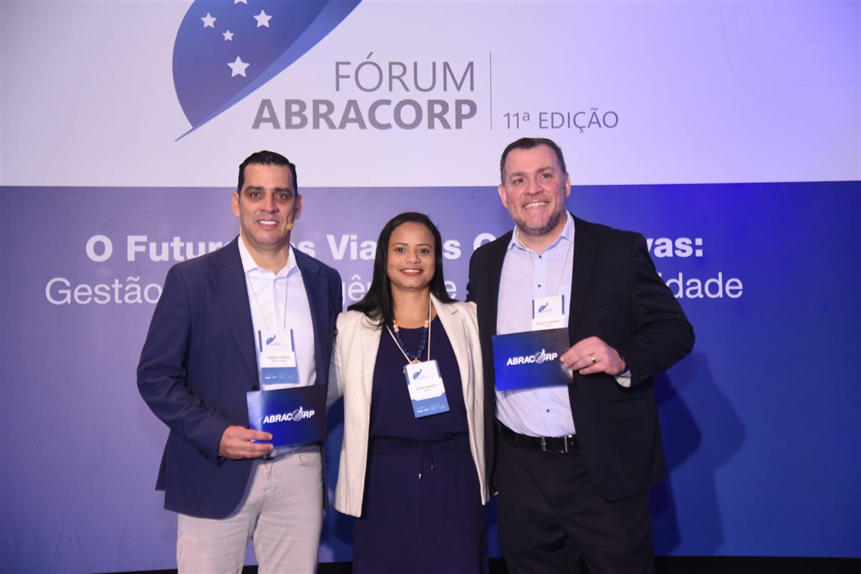 Marcos Fernando Gay, Paula Watanabe e Hugo Souza, da B2B Reservas, ao lado de Edmar Mendoza, da Copastur