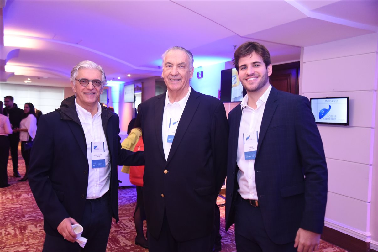 Marcos Fernando Gay, Paula Watanabe e Hugo Souza, da B2B Reservas, ao lado de Edmar Mendoza, da Copastur