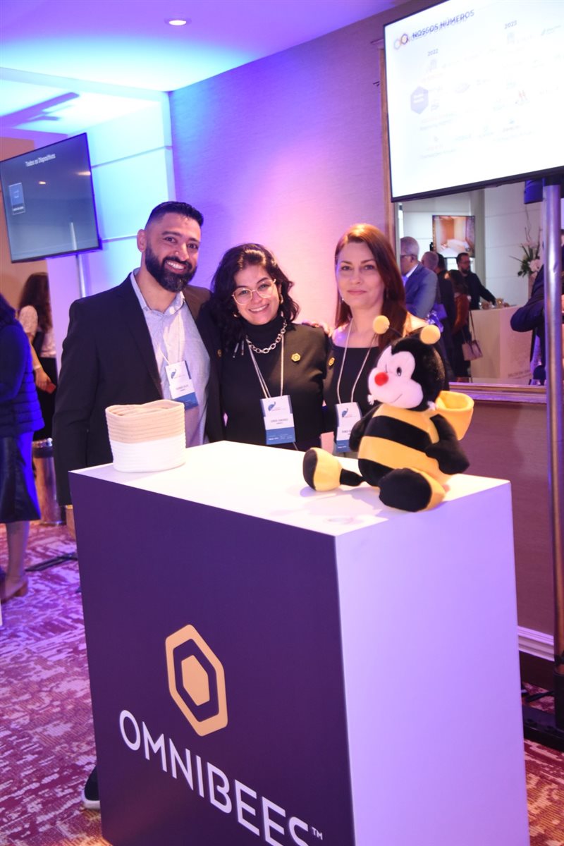 Marcos Fernando Gay, Paula Watanabe e Hugo Souza, da B2B Reservas, ao lado de Edmar Mendoza, da Copastur