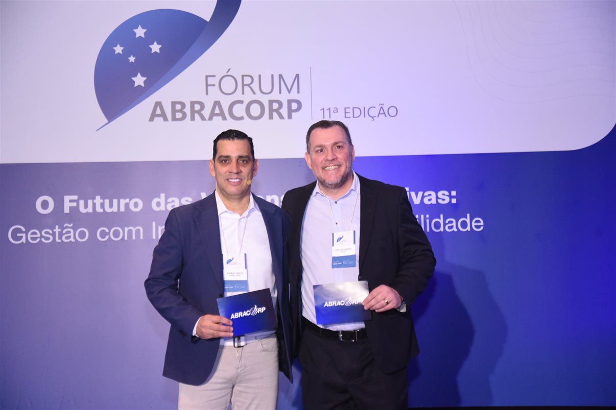 Marcos Fernando Gay, Paula Watanabe e Hugo Souza, da B2B Reservas, ao lado de Edmar Mendoza, da Copastur