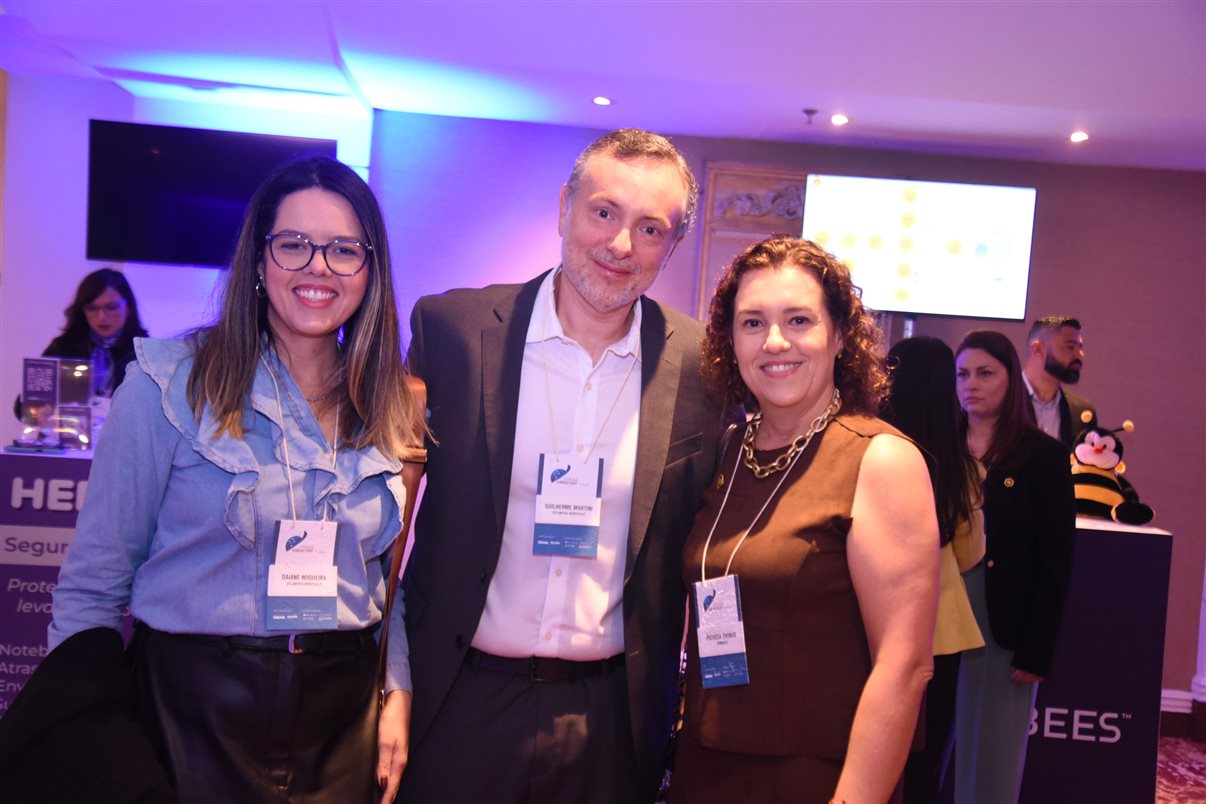 Marcos Fernando Gay, Paula Watanabe e Hugo Souza, da B2B Reservas, ao lado de Edmar Mendoza, da Copastur