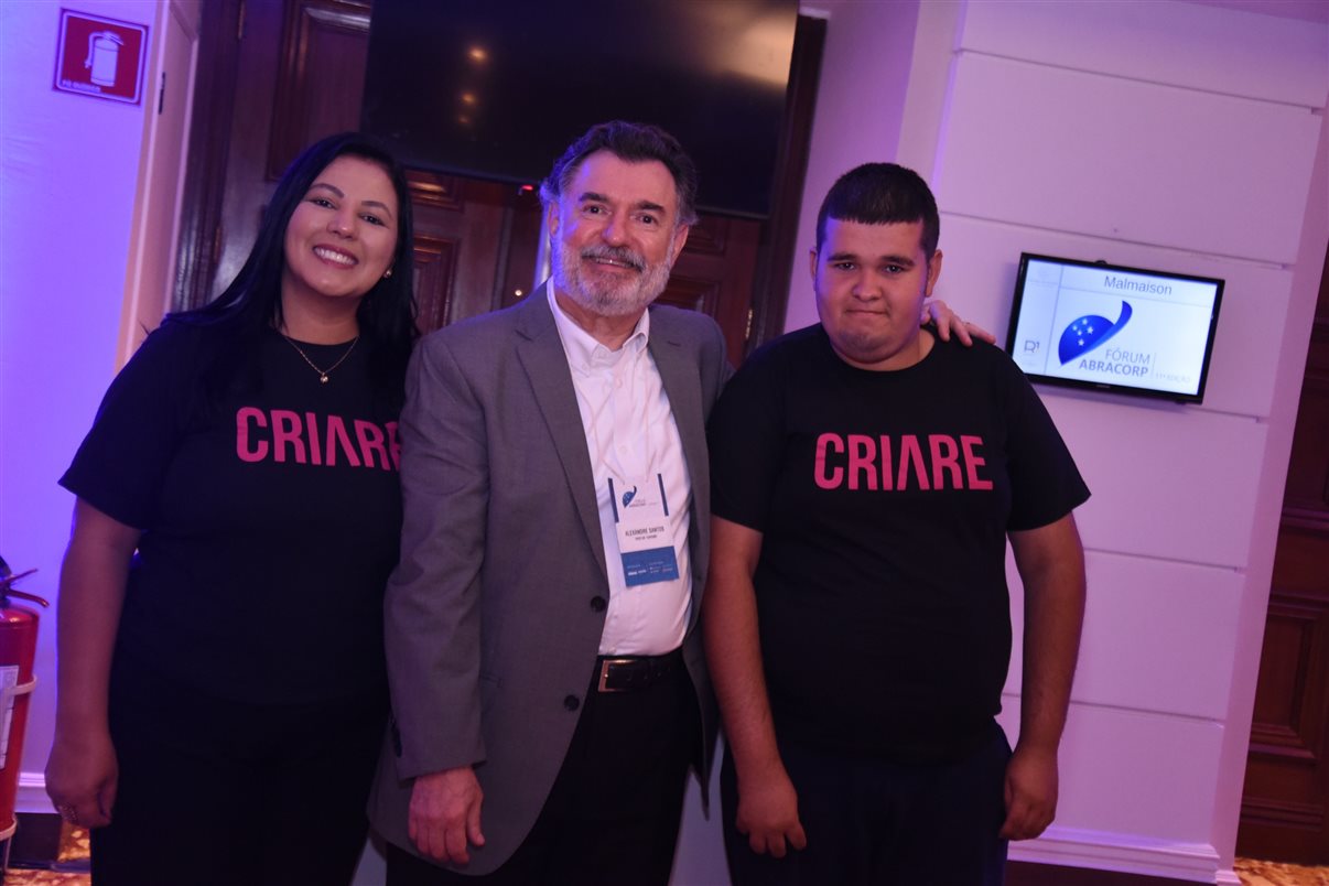 Marcos Fernando Gay, Paula Watanabe e Hugo Souza, da B2B Reservas, ao lado de Edmar Mendoza, da Copastur