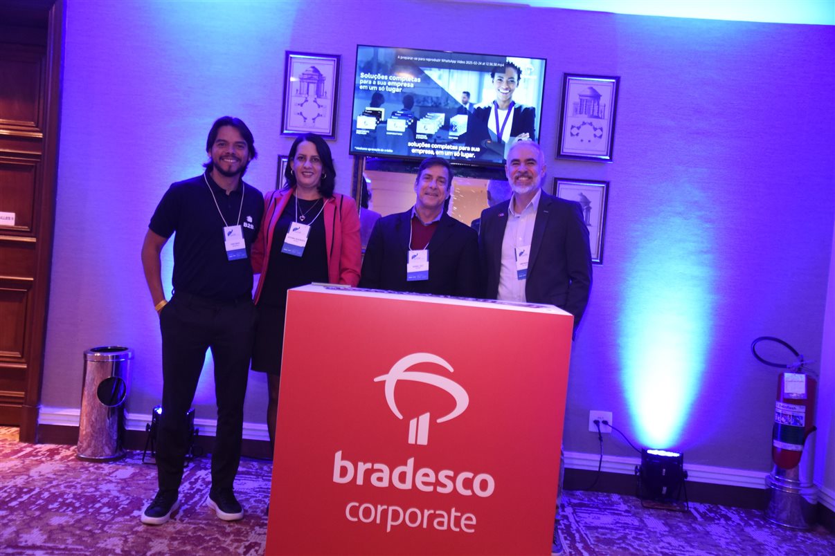 Marcos Fernando Gay, Paula Watanabe e Hugo Souza, da B2B Reservas, ao lado de Edmar Mendoza, da Copastur