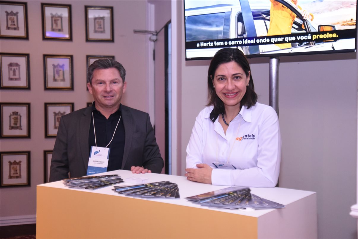 Marcos Fernando Gay, Paula Watanabe e Hugo Souza, da B2B Reservas, ao lado de Edmar Mendoza, da Copastur