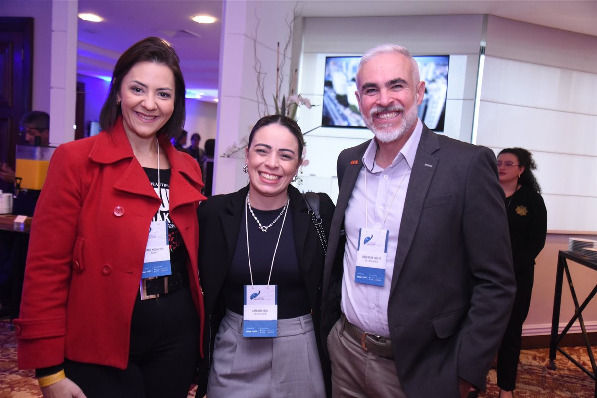 Marcos Fernando Gay, Paula Watanabe e Hugo Souza, da B2B Reservas, ao lado de Edmar Mendoza, da Copastur