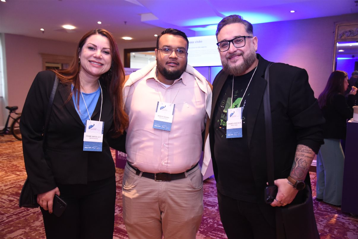 Marcos Fernando Gay, Paula Watanabe e Hugo Souza, da B2B Reservas, ao lado de Edmar Mendoza, da Copastur