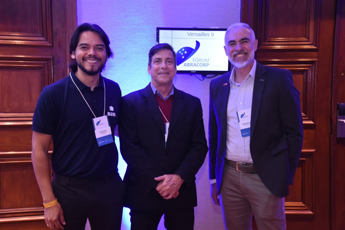 Marcos Fernando Gay, Paula Watanabe e Hugo Souza, da B2B Reservas, ao lado de Edmar Mendoza, da Copastur