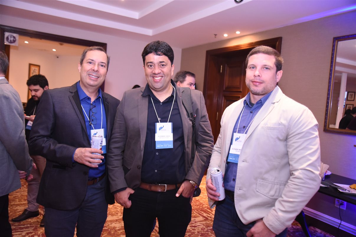 Marcos Fernando Gay, Paula Watanabe e Hugo Souza, da B2B Reservas, ao lado de Edmar Mendoza, da Copastur