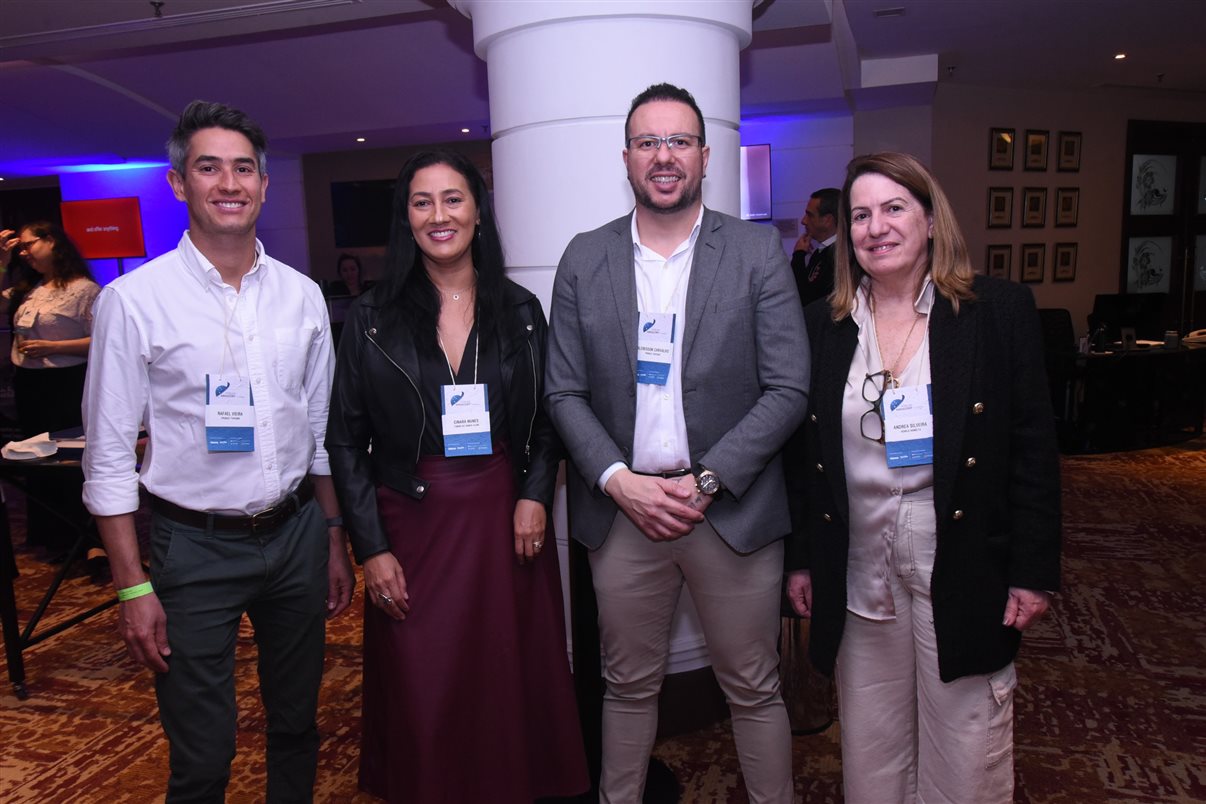 Marcos Fernando Gay, Paula Watanabe e Hugo Souza, da B2B Reservas, ao lado de Edmar Mendoza, da Copastur