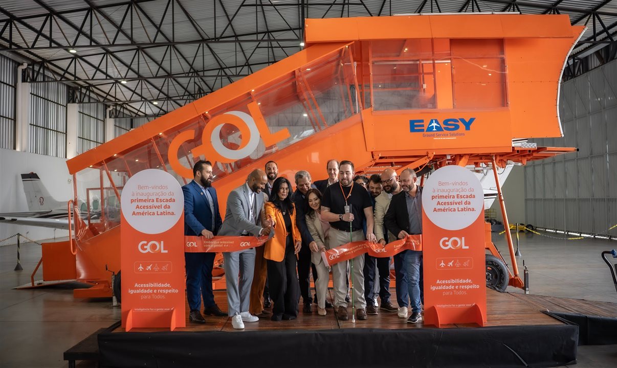 Corte de faixa inaugural da Escada de Acesso com Elevador da Gol