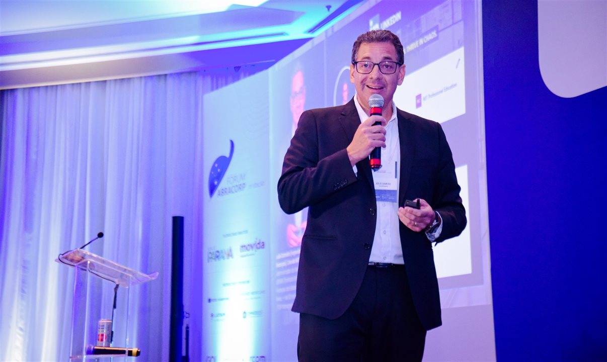 Julio Damião foi o primeiro palestrante do dia no Fórum Abracorp 2025