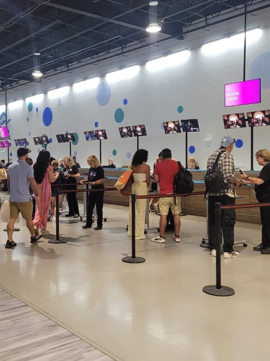 Passageiros fazem check-in em Port Canaveral