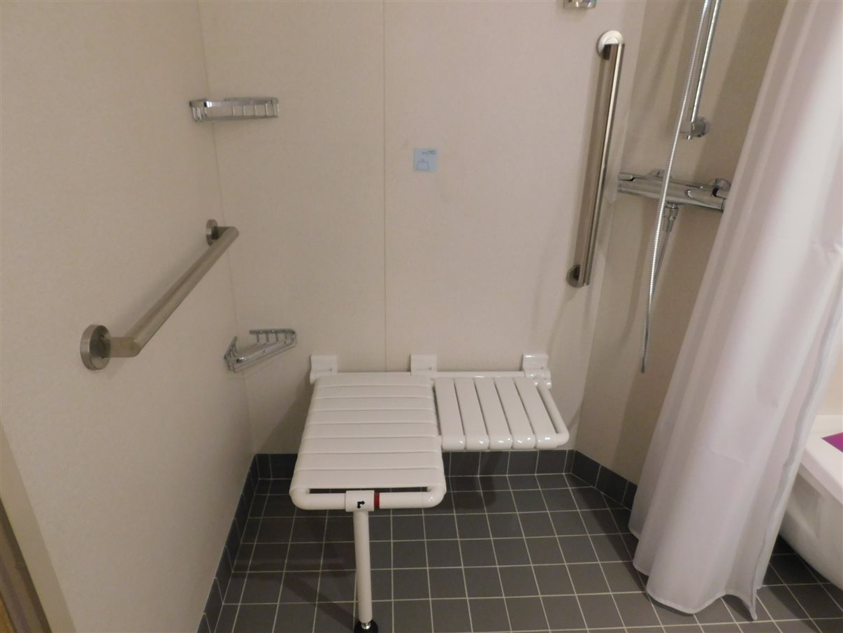 Banheiro de cabine com acessibilidade