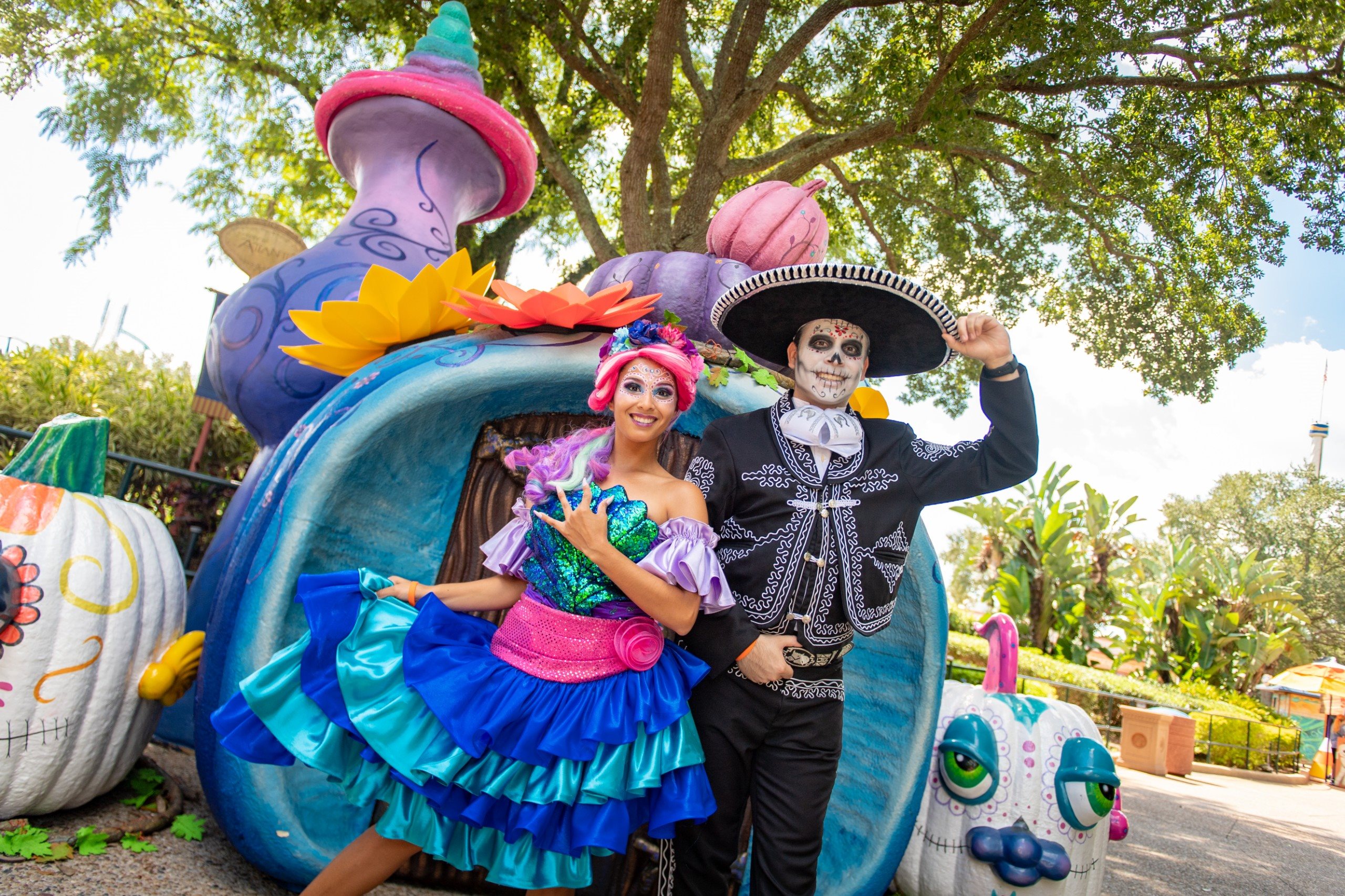 Com o por do sol, o evento Howl-O-Scream ganha vida