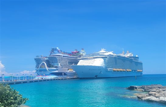 Star of The Seas ao lado do Sympnhony of the Seas