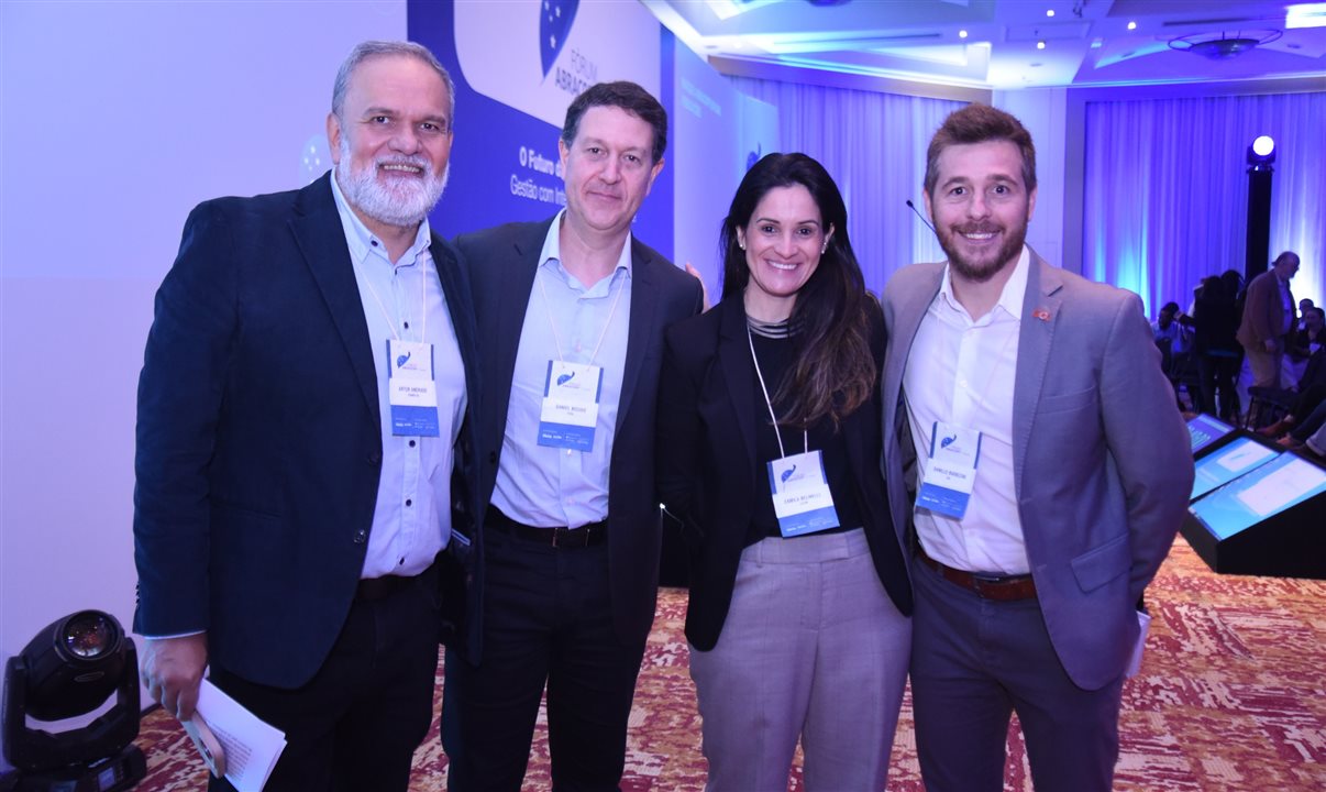 Artur Luiz Andrade, da PANROTAS, Daniel Bicudo, da Azul, Camila Belinelli, da Latam, e Danillo Barbizan, da Gol, no 11º Fórum Abracorp