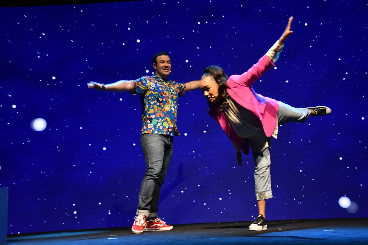 Paulo Grossi e Nicole Luz, os apresentadores do evento, com Minnie e Mickey Mouse, entre Alexander Haim e Manoela Gentil Bopp, da Disney Destinations