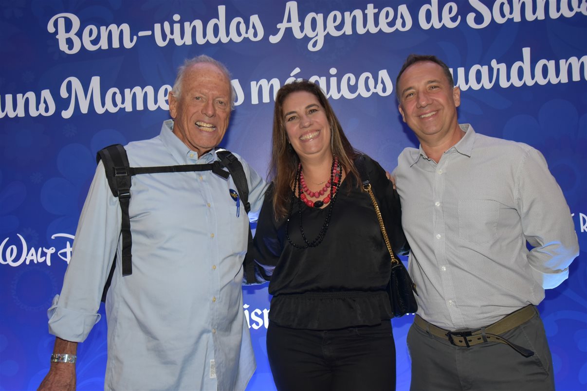 Paulo Grossi e Nicole Luz, os apresentadores do evento, com Minnie e Mickey Mouse, entre Alexander Haim e Manoela Gentil Bopp, da Disney Destinations