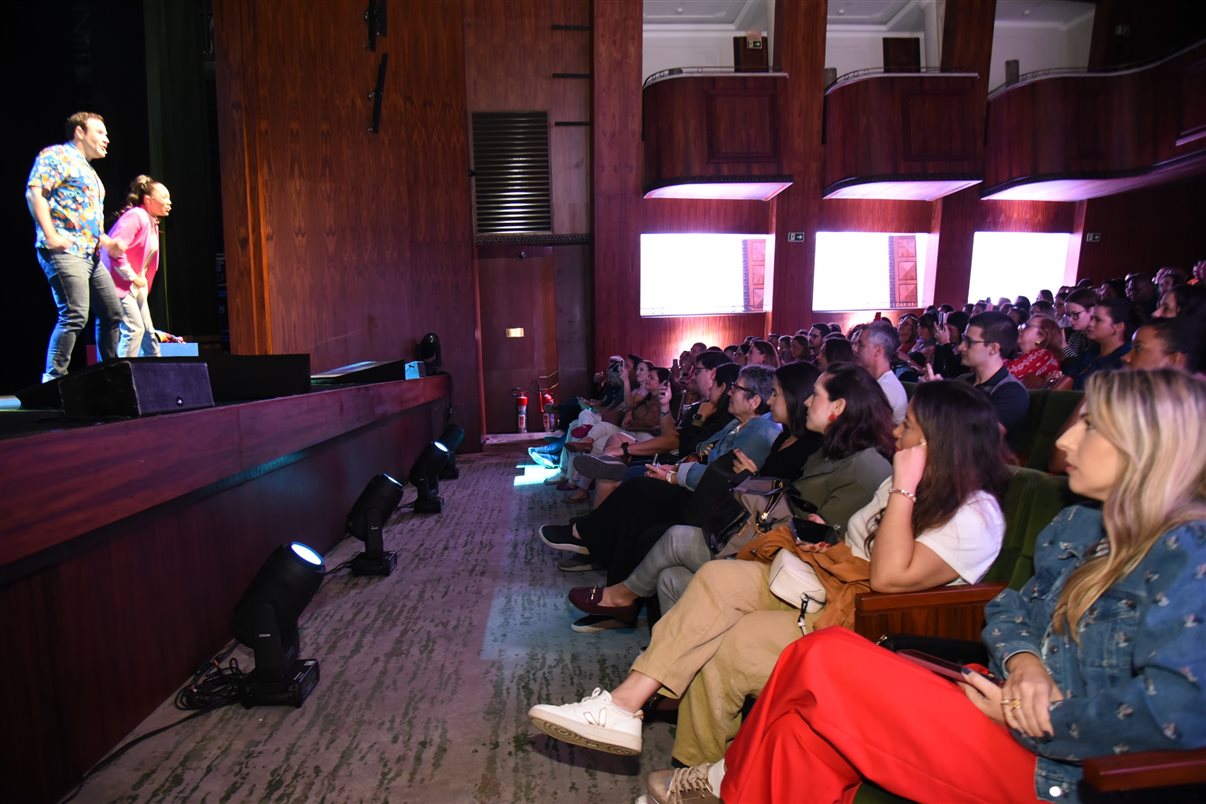 Paulo Grossi e Nicole Luz, os apresentadores do evento, com Minnie e Mickey Mouse, entre Alexander Haim e Manoela Gentil Bopp, da Disney Destinations