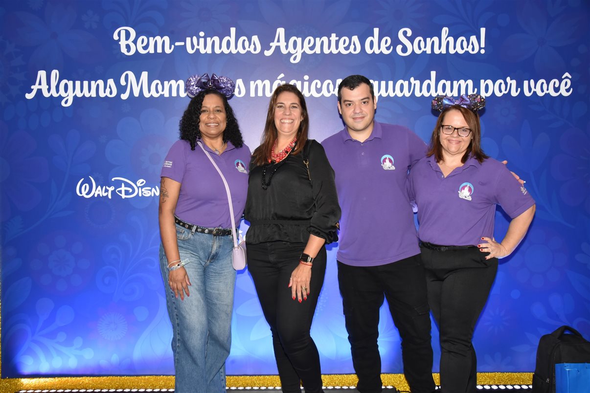 Paulo Grossi e Nicole Luz, os apresentadores do evento, com Minnie e Mickey Mouse, entre Alexander Haim e Manoela Gentil Bopp, da Disney Destinations
