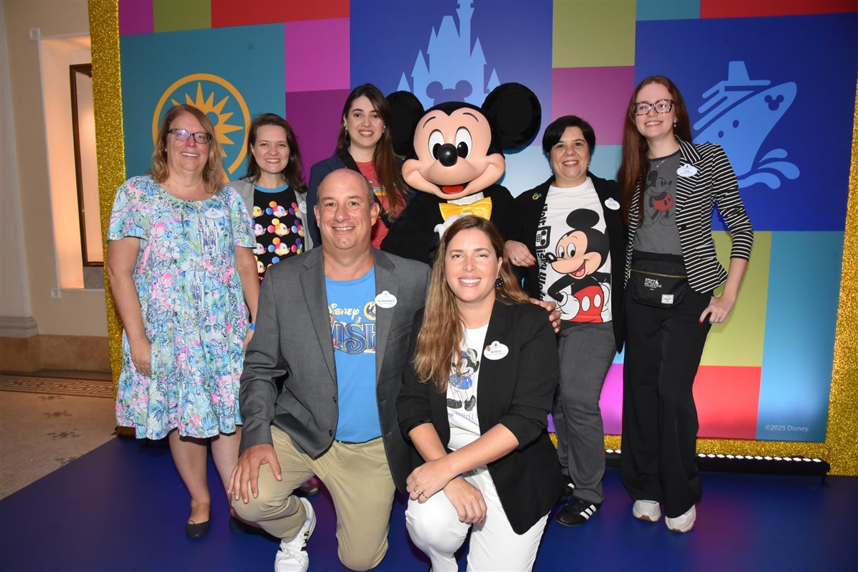 Em pé, com Mickey mouse: Lisa Smith, Thais Ramos, Daniela Teixeira, Juliana Belloti, e Isabella Gueller. À frente: Alexander Haim e Manoela Gentil Bopp, da Disney Destinations 