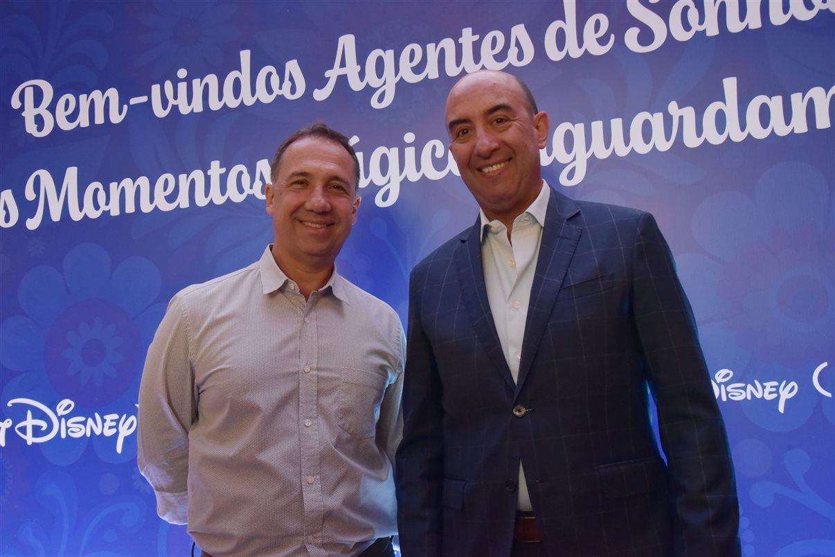 Paulo Grossi e Nicole Luz, os apresentadores do evento, com Minnie e Mickey Mouse, entre Alexander Haim e Manoela Gentil Bopp, da Disney Destinations