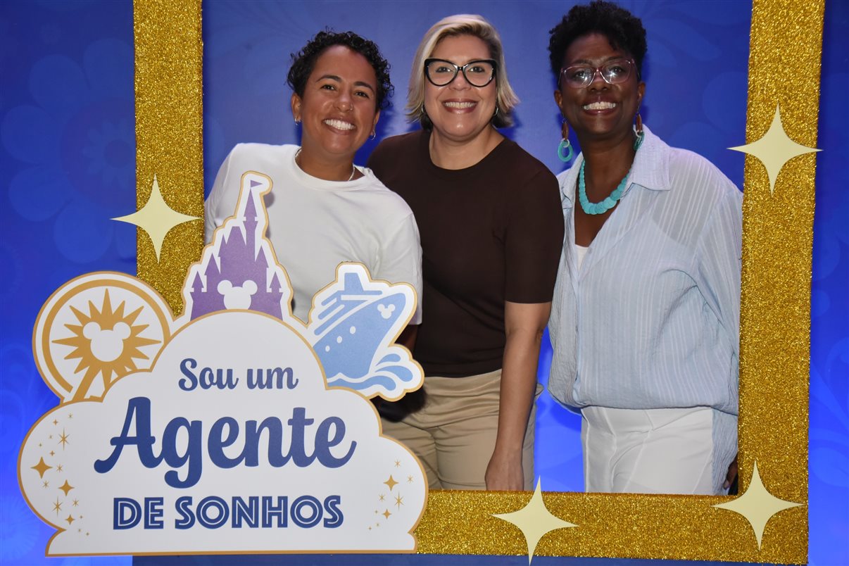 Paulo Grossi e Nicole Luz, os apresentadores do evento, com Minnie e Mickey Mouse, entre Alexander Haim e Manoela Gentil Bopp, da Disney Destinations