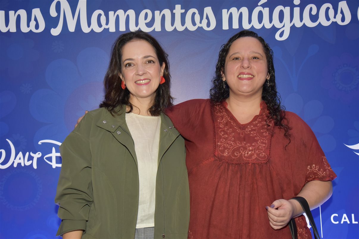 Paulo Grossi e Nicole Luz, os apresentadores do evento, com Minnie e Mickey Mouse, entre Alexander Haim e Manoela Gentil Bopp, da Disney Destinations