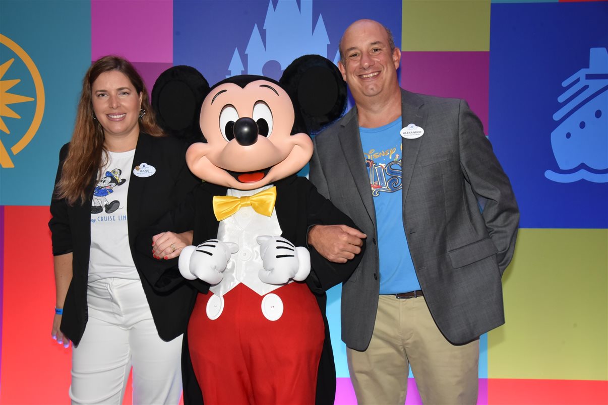 Paulo Grossi e Nicole Luz, os apresentadores do evento, com Minnie e Mickey Mouse, entre Alexander Haim e Manoela Gentil Bopp, da Disney Destinations