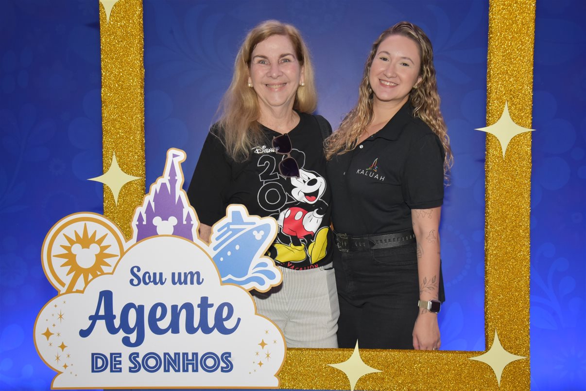 Paulo Grossi e Nicole Luz, os apresentadores do evento, com Minnie e Mickey Mouse, entre Alexander Haim e Manoela Gentil Bopp, da Disney Destinations