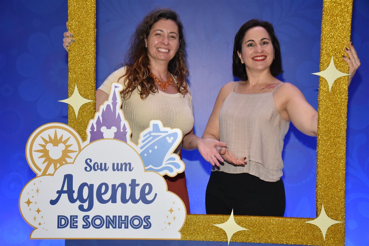 Paulo Grossi e Nicole Luz, os apresentadores do evento, com Minnie e Mickey Mouse, entre Alexander Haim e Manoela Gentil Bopp, da Disney Destinations