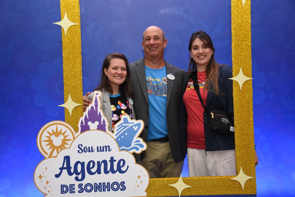 Paulo Grossi e Nicole Luz, os apresentadores do evento, com Minnie e Mickey Mouse, entre Alexander Haim e Manoela Gentil Bopp, da Disney Destinations