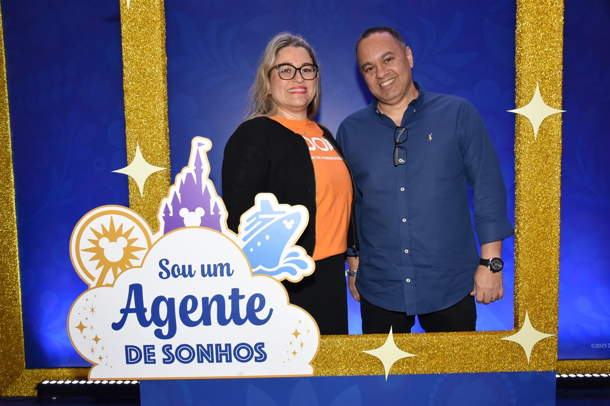 Paulo Grossi e Nicole Luz, os apresentadores do evento, com Minnie e Mickey Mouse, entre Alexander Haim e Manoela Gentil Bopp, da Disney Destinations