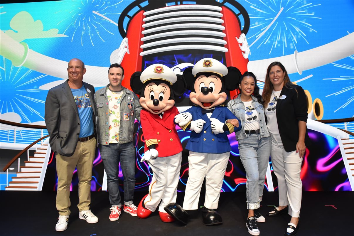 Paulo Grossi e Nicole Luz, os apresentadores do evento, com Minnie e Mickey Mouse, entre Alexander Haim e Manoela Gentil Bopp, da Disney Destinations
