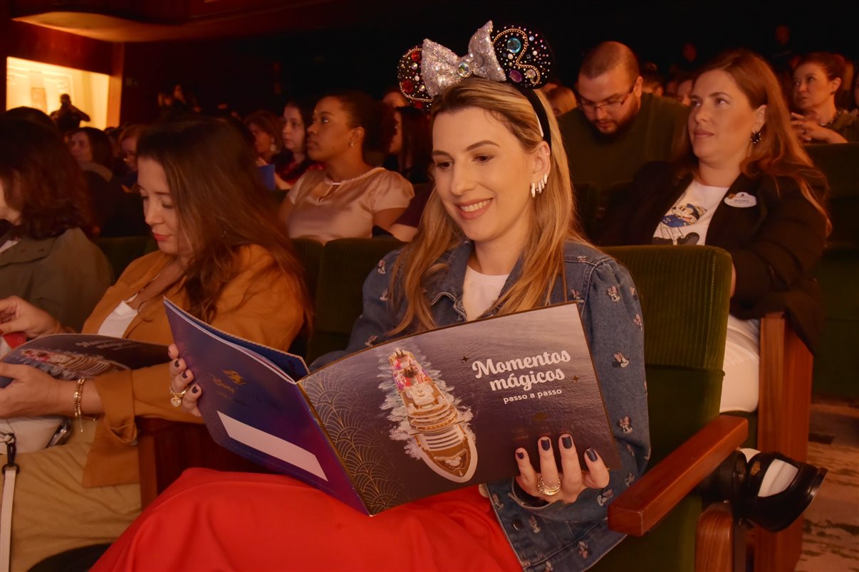 Paulo Grossi e Nicole Luz, os apresentadores do evento, com Minnie e Mickey Mouse, entre Alexander Haim e Manoela Gentil Bopp, da Disney Destinations