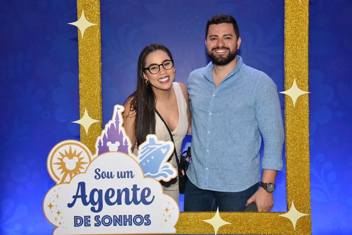 Paulo Grossi e Nicole Luz, os apresentadores do evento, com Minnie e Mickey Mouse, entre Alexander Haim e Manoela Gentil Bopp, da Disney Destinations