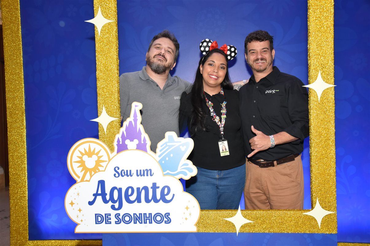 Paulo Grossi e Nicole Luz, os apresentadores do evento, com Minnie e Mickey Mouse, entre Alexander Haim e Manoela Gentil Bopp, da Disney Destinations