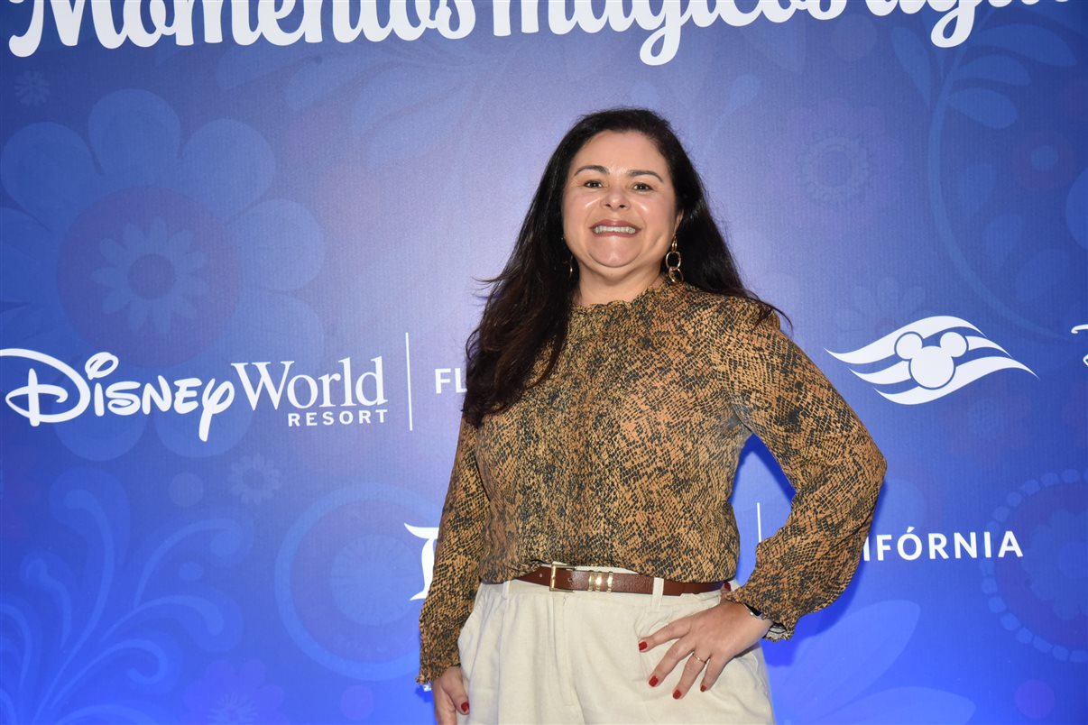 Paulo Grossi e Nicole Luz, os apresentadores do evento, com Minnie e Mickey Mouse, entre Alexander Haim e Manoela Gentil Bopp, da Disney Destinations