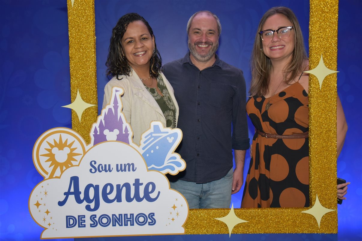 Paulo Grossi e Nicole Luz, os apresentadores do evento, com Minnie e Mickey Mouse, entre Alexander Haim e Manoela Gentil Bopp, da Disney Destinations