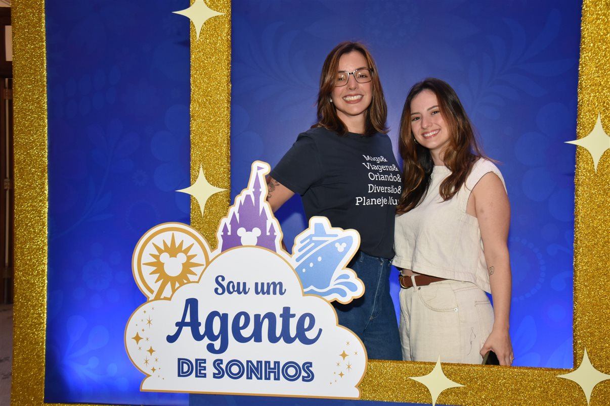 Paulo Grossi e Nicole Luz, os apresentadores do evento, com Minnie e Mickey Mouse, entre Alexander Haim e Manoela Gentil Bopp, da Disney Destinations